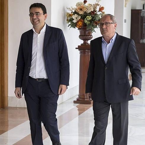 El portavoz parlamentario socialista, Mario Jiménez (i) y el secretario de organización del PSOE-A, Juan Cornejo