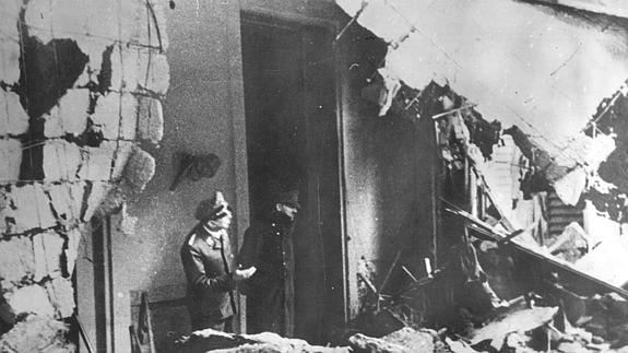 La última foto de Hitler vivo. El Führerinspecciona los daños del búnker en el que se refugiaba.