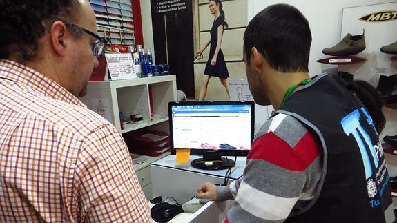 Un trabajador asesora a un comercio. 