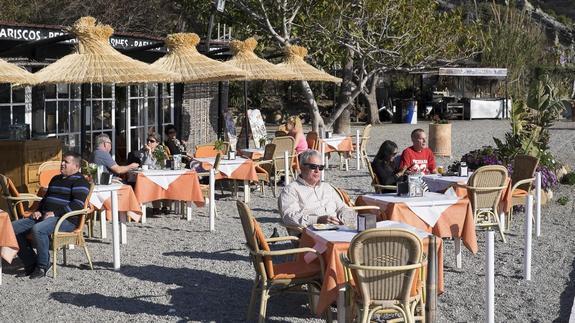 Clientes de un chiringuito de La Herradura el pasado marzo, establecimientos que ya se encuentran al 90% de sus equipamientos. 