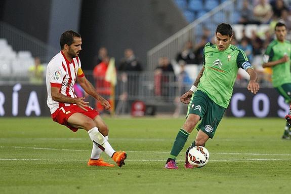 El centrocampista del Almería José Antonio García, "Verza" disputa un balón con el centrocampista argentino del Celta, Augusto Fernández.