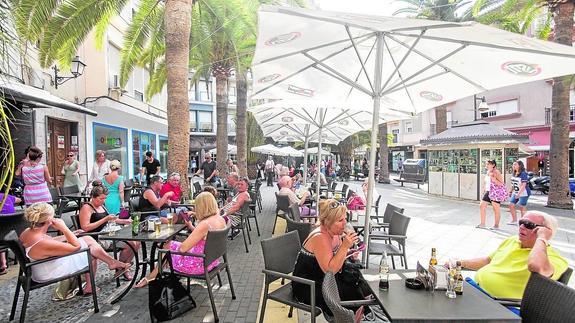 Motril adapta a los nuevos tiempos la ordenanza que regula sus 300 terrazas