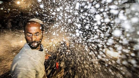 Un judío etíope recibe una descarga de agua de la Policía israelí durante las violentas protestas de estos días en Tel Aviv. :: 