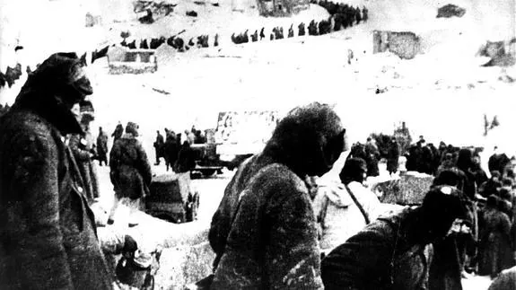 Prisioneros de guerra alemanes capturados por los rusos en la defensa de Stalingrado durante la Segunda Guerra Mundial