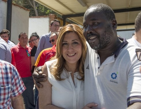 Susana Díaz, el sábado junto a uno de los asistentes a la III Fiesta de la Rosa del PSOE de Martos. :