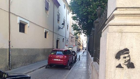 Una grúa municipal retira un coche mal estacionado en la calle Duquesa.