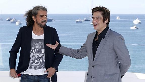 l director de cine español Fernando León de Aranoa y el actor puertorriqueño Benicio del Toro posan durante el photocall de la película "Un día perfecto" 