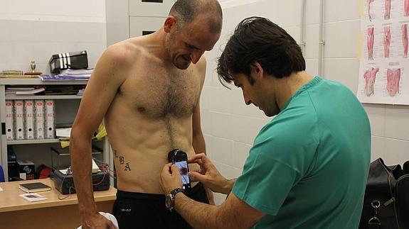 El jugador Fernando Soriano se somete a una revisión médica en el campo de la UDA. 