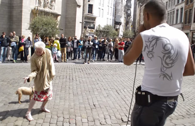 Una marchosa anciana le quita el protagonismo a este beatboxer argelino