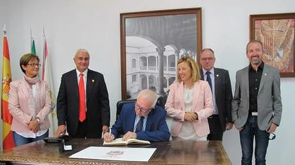 La Junta aportará 1,1 millones para la reproducción del Patio del Castillo de Vélez-Blanco