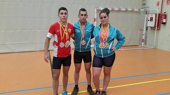 Los tres halteras almerienses, con las siete medallas conseguidas en el Campeonato de España. 