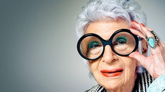 Las joyas son la debilidad de Iris Apfel. Abajo, con Carl, su marido desde hace 67 años. 