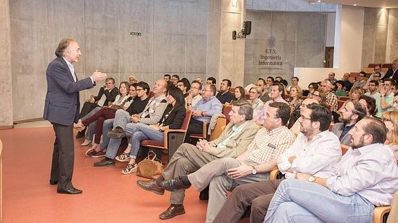 Sánchez-Montesinos, este lunes en Informática.