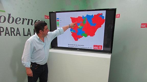 Reyes, con el mapa electoral de la provincia.