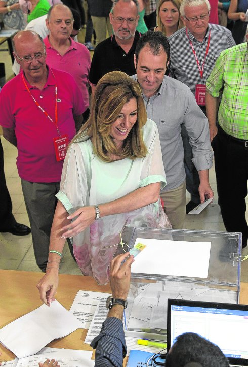 Susana Díaz junto a su marido José María Moriche, yendo a votar el día 24. 