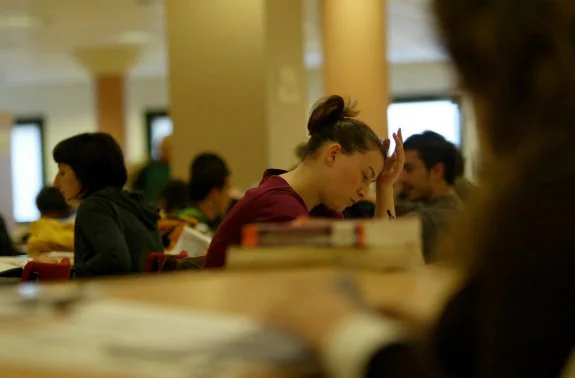 Jóvenes estudian en la biblioteca de la Universidad de Jaén.