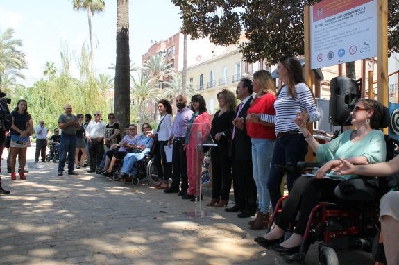 Representantes públicos respaldan a los afectados por la esclerosis múltiple en un acto reivindicativo en el Parque Nicolás Salmerón. 