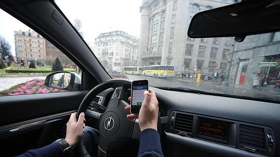 El uso del teléfono al volante multiplica por cuatro el riesgo de sufrir un accidente de tráfico.