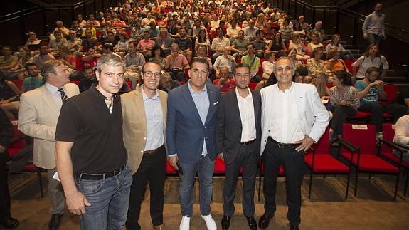 Julio García Mera, Jonatan Ruiz, José Ramón Sandoval, Antonio Sánchez Oliver y Manuel J. Castillo, ponentes del Foro 'Salud y Deporte' que se celebró anoche en el Teatro CajaGranada, patrocinado por Hefagra.
