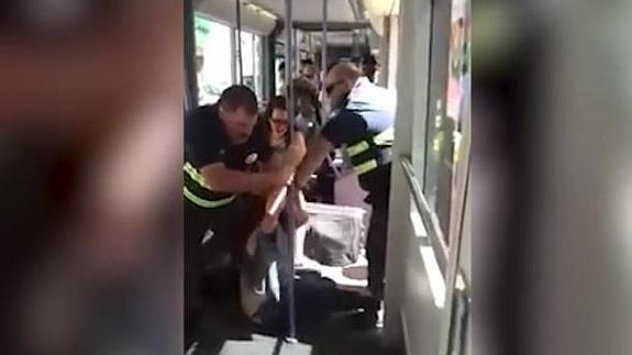Agresión de dos guardias de seguridad a un joven en el tranvía de Valencia