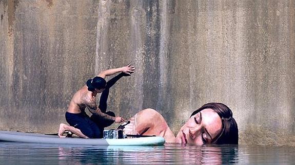 Espectaculares pinturas de mujeres saliendo del agua, realizadas sobre una tabla de surf