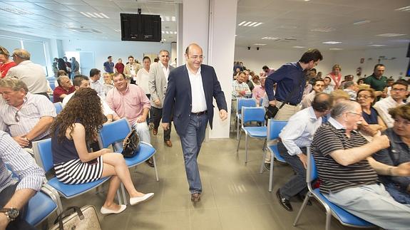 El presidente provincial del PP, Sebastián Pérez, entra a su junta directiva. 