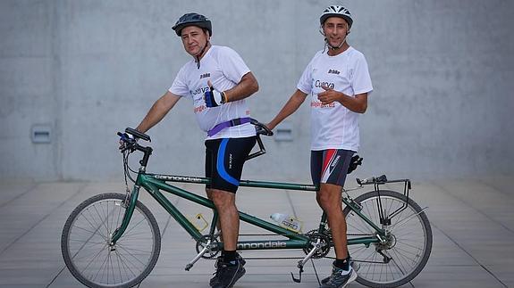 Miguel Ángel y Jorge, enfermo de ELA, pedalearán de Granada a Santiago de Compostela en un reto sin precedentes.