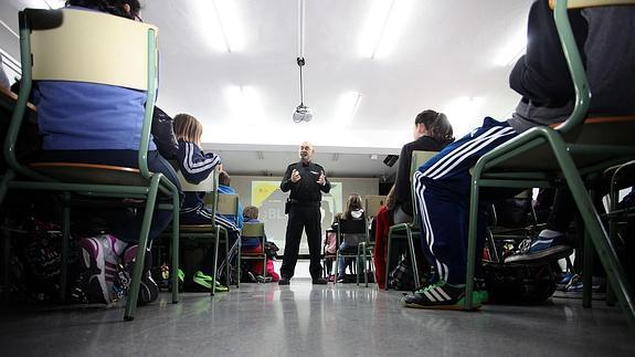 Policía Nacional y Guardia Civil impartieron el pasado año más de un millar de charlas en centros educativos para prevenir situaciones de acoso escolar.