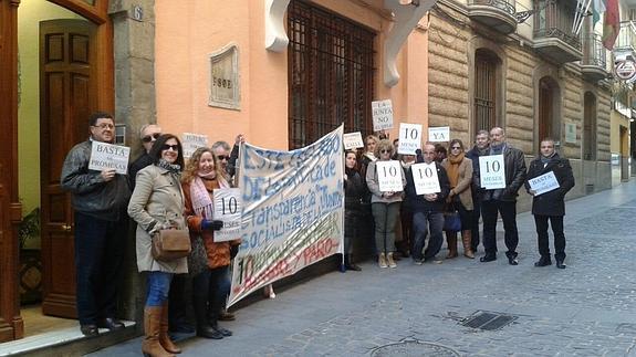 Trabajadores de la escuela de hostelería, en una protesta por el impago de salarios, en febrero.