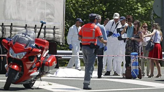 La policía científica acordona la zona de la autopista A-15.