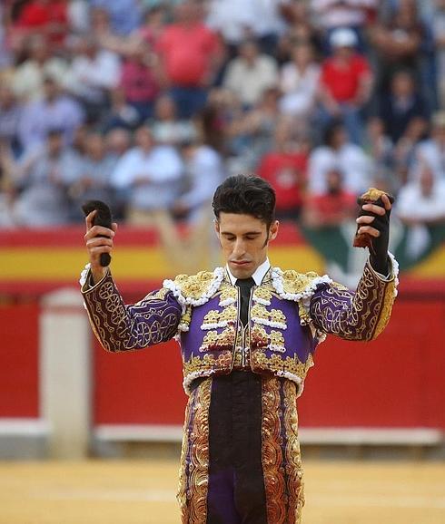 Alejandro Talavante agradece el triunfo ante el respetable.