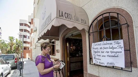 La cafetería de Mari Ángeles Díaz lleva ya «cinco robos» y por eso ha puesto un cartel.