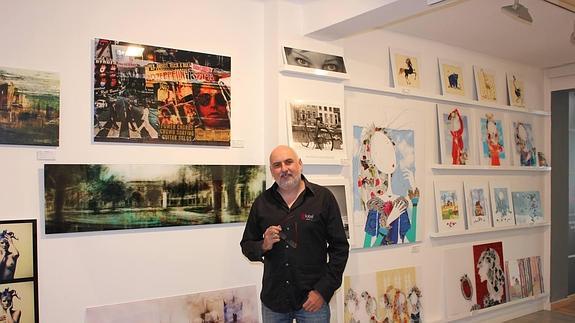 Manuel, representante de la galería y tienda Global-arte, con sede cerca de la plaza Fontiveros.