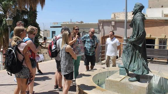 La delegación danesa ante la estatua del Rey Jayrán que estrenaba nueva espada.