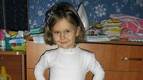 Una niña de 6 años muere al salvar a su hermano de que le cayera una tetera hirviendo