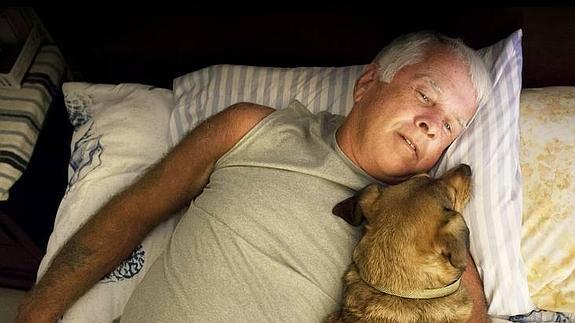 Gene posa con su perro en su casa de Villa Milagro. Abusó de la hija de su pareja. 