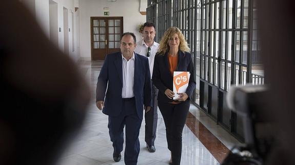 Los representantes de Ciudadanos, Manuel Luzón (i) e Irene Rivera (d), se dirigen al acto de la firma