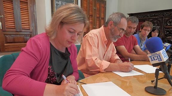 Inmaculada Olea y Eduardo Jiménez, durante la firma del acuerdo de sus respectivos partidos ayer en Guadix. 