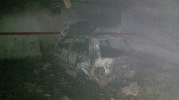 Desalojada una decena de personas por el incendio de un vehículo en un garaje