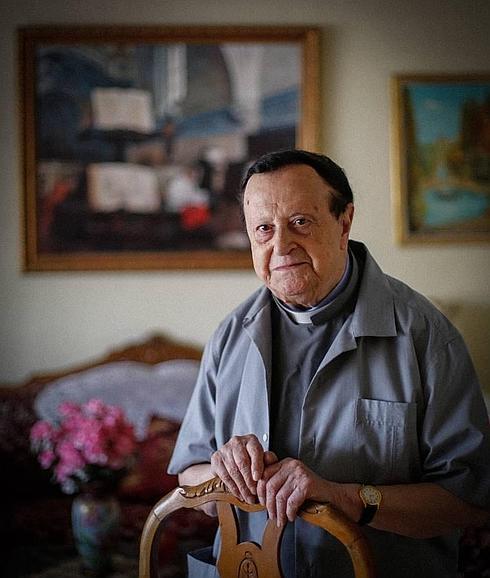 El sacerdote lleva seis décadas en la basílica de las Angustias