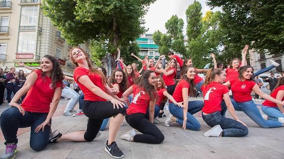 Alumnos de danza del Conservatorio, ayer, por las calles del centro