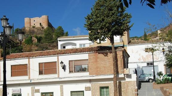 El castillo corona el horizonte por encima de las casas