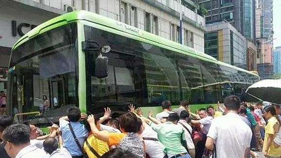 100 personas levantan un autobús para salvar a una anciana china atrapada debajo