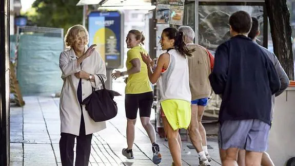 Carmena recibe el cariño de la gente mientras se dirige al metro, su medio de transporte habitual. Va a diario desde Arturo Soria hasta su despacho. 