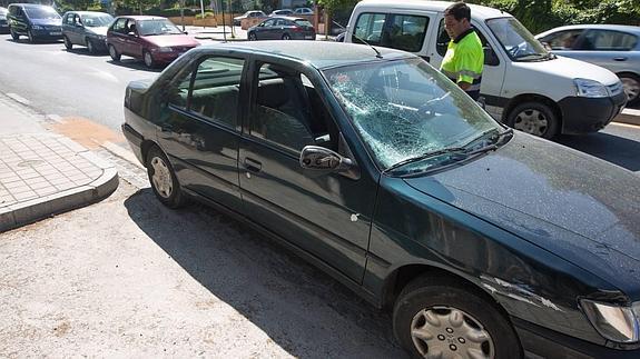 Imagen del vehículo con el cristal delantero destrozado tras el atropello mortal