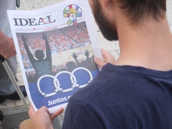 Un chico lee el especial con el que IDEAL, diario oficial de los Juegos, rindió homenaje a Almería 2005.
