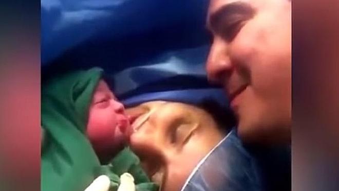 La genial cara de un recién nacido cuando ve a su padre por primera vez