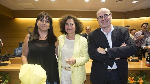 Pilar Aranda, entre María del Mar Holgado y Pedro Mercado, el día de las elecciones. 
