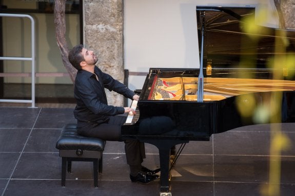 Javier Negrín, anoche, interpretando una de la sonatas de Beethoven.