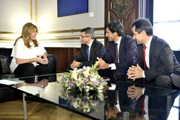 La presidenta recibe a los directivos de Vodafone en San Telmo.